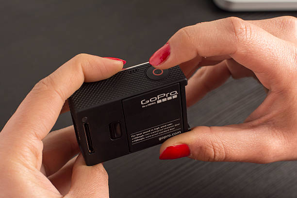 держит gopro - home video camera women videographer digital video camera стоковые фото и изображения