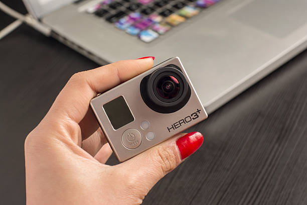 держит gopro - home video camera women videographer digital video camera стоковые фото и изображения