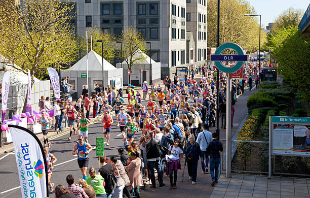 london maraphon, corridori su strada - london marathon foto e immagini stock