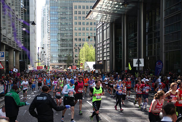 london maraphon, corridori su strada - london marathon foto e immagini stock