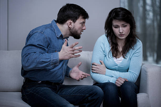 triste donna e uomo violenza - arguing anger couple furious foto e immagini stock