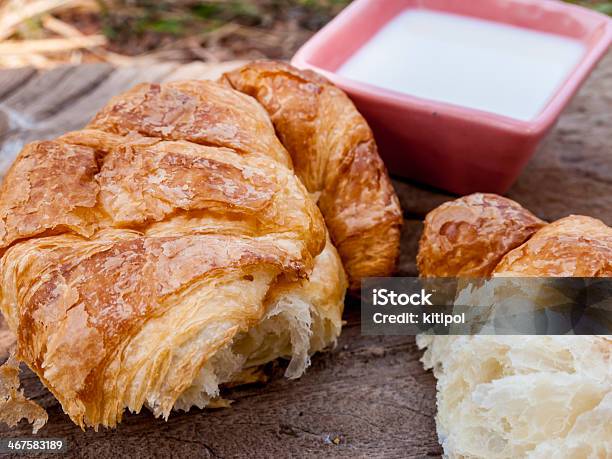 Recién Tostado De Sal Y Sésamo Pan Croissant Leche Foto de stock y más banco de imágenes de Ajo