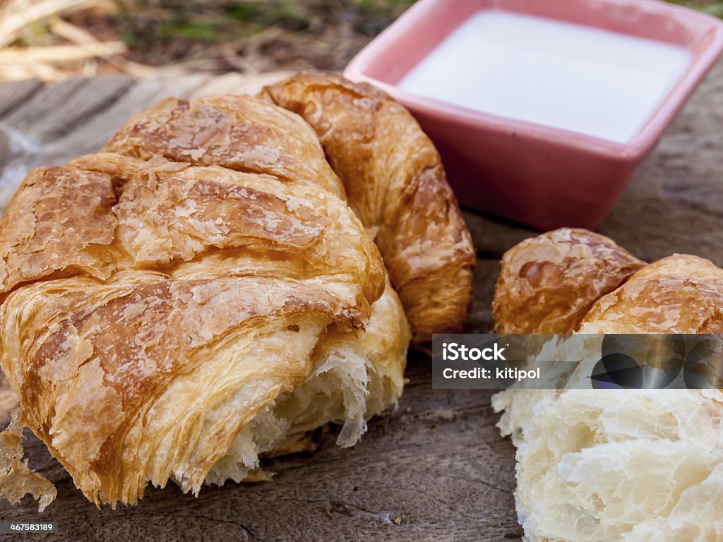 갓 구운 소금 및 참깨 식빵, 크루아상, 우유관 - 로열티 프리 0명 스톡 사진