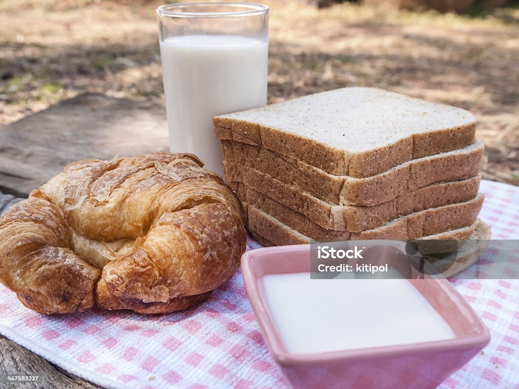 Sale e sesamo appena tostato pane, croissant, latte - Foto stock royalty-free di Aglio - Alliacee