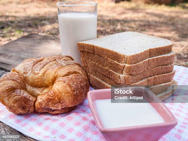 Sale E Sesamo Appena Tostato Pane Croissant Latte - Fotografie stock e altre immagini di Aglio - Alliacee