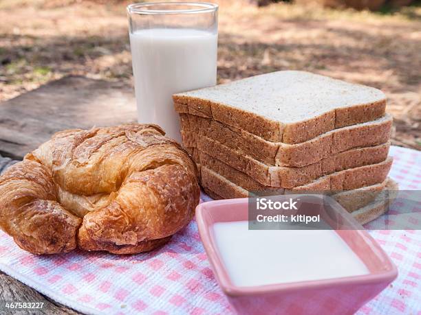 갓 구운 소금 및 참깨 식빵 크루아상 우유관 0명에 대한 스톡 사진 및 기타 이미지 - 0명, 검정후추 열매, 구운 식품
