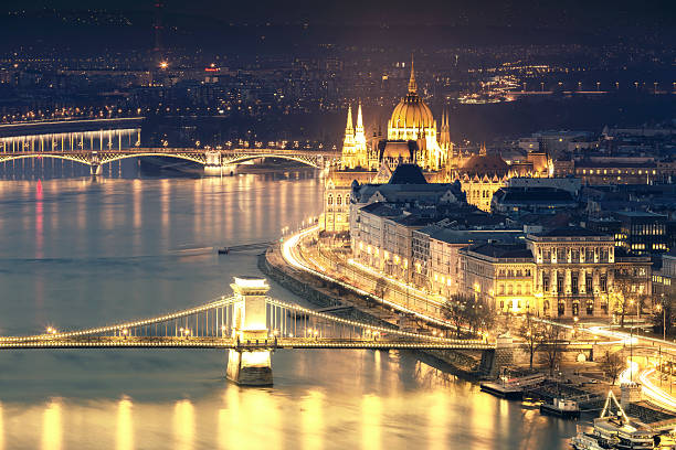 la ville de budapest, du pont des chaînes széchenyi et du parlement - budapest parliament building chain bridge night photos et images de collection
