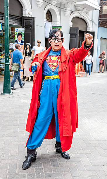 uomo vestito come superman nel centro di lima street - superman foto e immagini stock