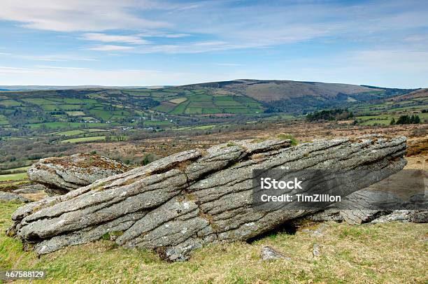 Photo libre de droit de Parc National De Dartmoor Rocks Et La Vallée banque d'images et plus d'images libres de droit de Angleterre - Angleterre, Au loin, Au milieu de l'image