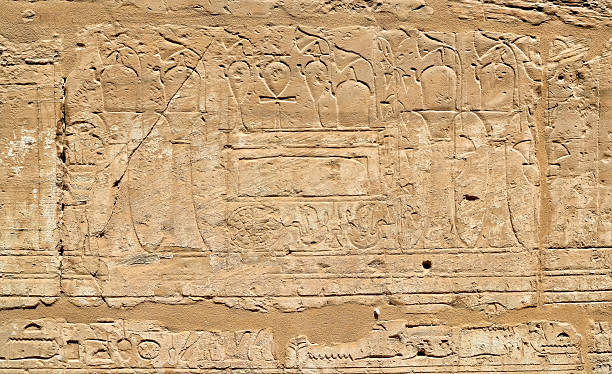 egitto hieroglyph parete antica tempio di karnak - tomb sarcophagus pharaoh temple of luxor foto e immagini stock