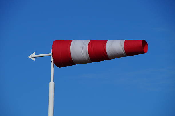 rojo y blanco de la paleta de viento de manga de viento - windsock sky natural phenomenon gale fotografías e imágenes de stock