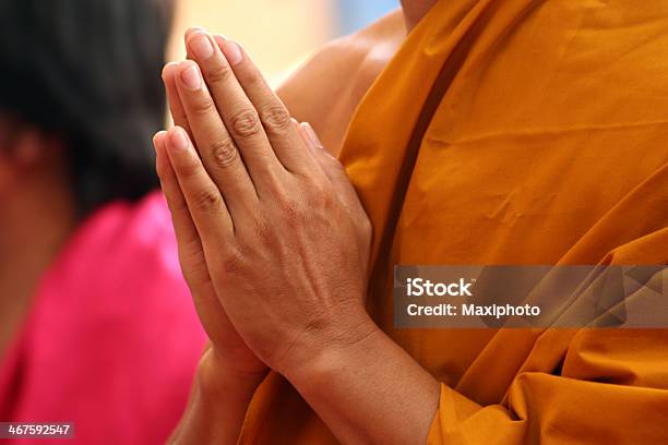 Photo libre de droit de Moine Bouddhiste Rejoint Les Mains Pour Prier banque d'images et plus d'images libres de droit de Bodhgaya - Bodhgaya, Hindouisme, Moine