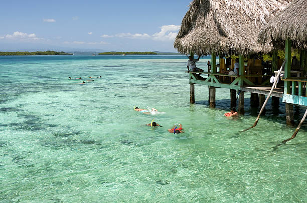 chave em coral marinho ilha bastimento, no panamá. mar do caribe - floating restaurant - fotografias e filmes do acervo