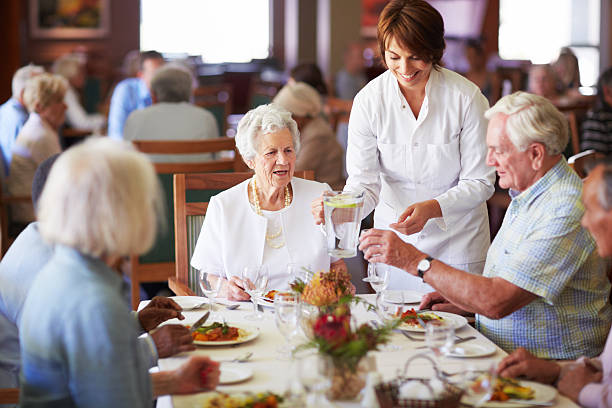 mantendo os idosos feliz - senior adult nursing home eating home interior imagens e fotografias de stock