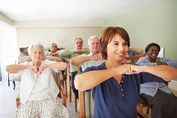 los beneficios de salud de ejercicio con regularidad - care community 80 plus years cheerful fotografías e imágenes de stock