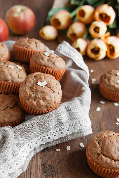 muffins de farinha de aveia - fotografia de stock