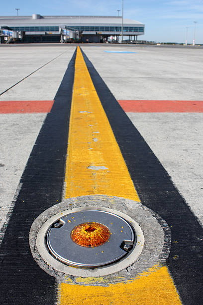 브로컨 단궤 on 유도로 - airplane piloting individuality runway 뉴스 사진 이미지
