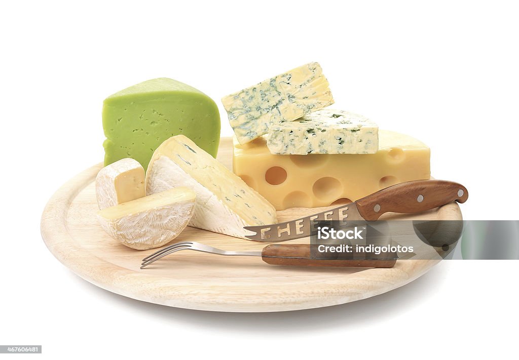 Cuchillo de queso y delicioso plato de madera. - Foto de stock de Agujero libre de derechos