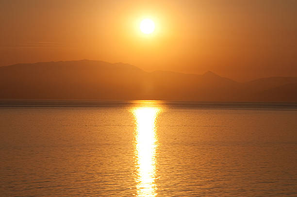 восход солнца на ионическое море. - europe sunlight river sun стоковые фото и изображения