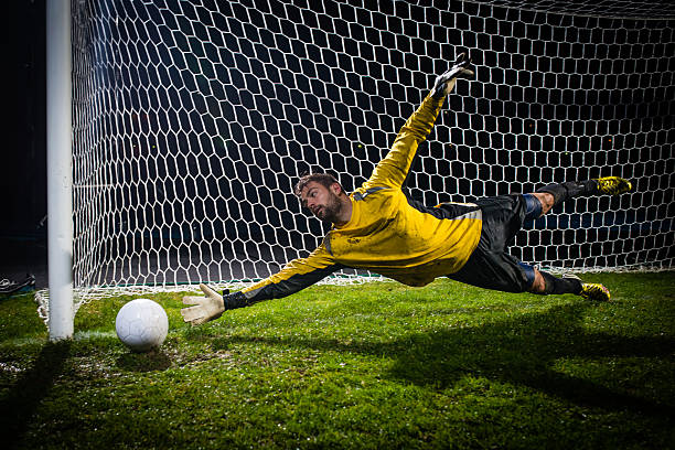 piłka nożna bramkarz skakać na - penalty soccer penalty shoot out goalie zdjęcia i obrazy z banku zdjęć