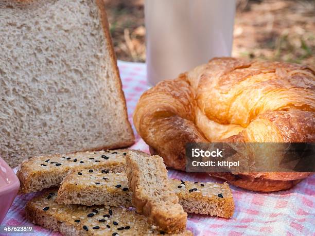 Photo libre de droit de Du Sel Et De Sésame Grillé Croissant Pain Au Lait banque d'images et plus d'images libres de droit de Ail - Légume à bulbe