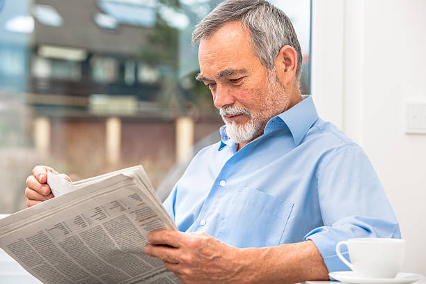 senior hombre con el periódico - hotel newspaper coffee reading fotografías e imágenes de stock