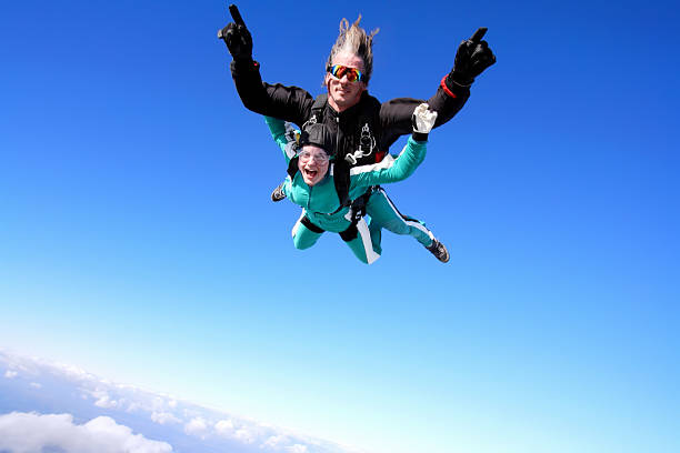 tándem skydiving - freefall fotografías e imágenes de stock