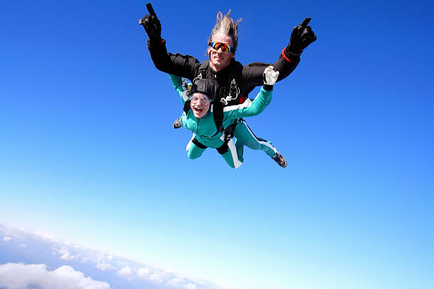 tandem skydiving - extreme sports parachute copy space parachuting zdjęcia i obrazy z banku zdjęć