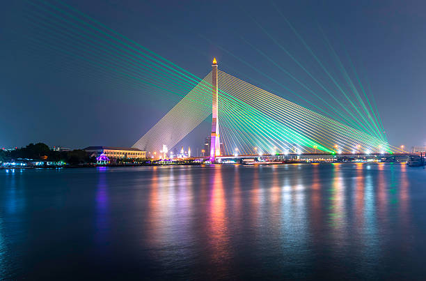 show de laser na ponte rama8 - bridge bangkok suspension bridge river - fotografias e filmes do acervo