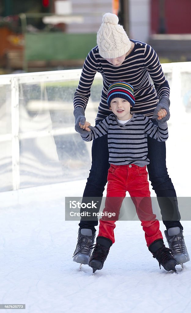 Pattinaggio su ghiaccio di famiglia - Foto stock royalty-free di Famiglia