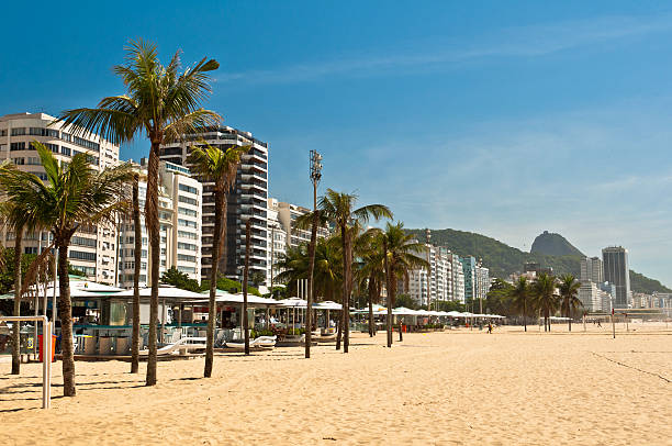 copacabana beach am morgen - rio de janeiro sugarloaf mountain beach urca stock-fotos und bilder