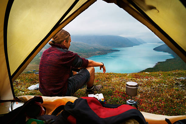 Escursioni giovane uomo e vista panoramica del lago Gjende di Jotunheiman - foto stock