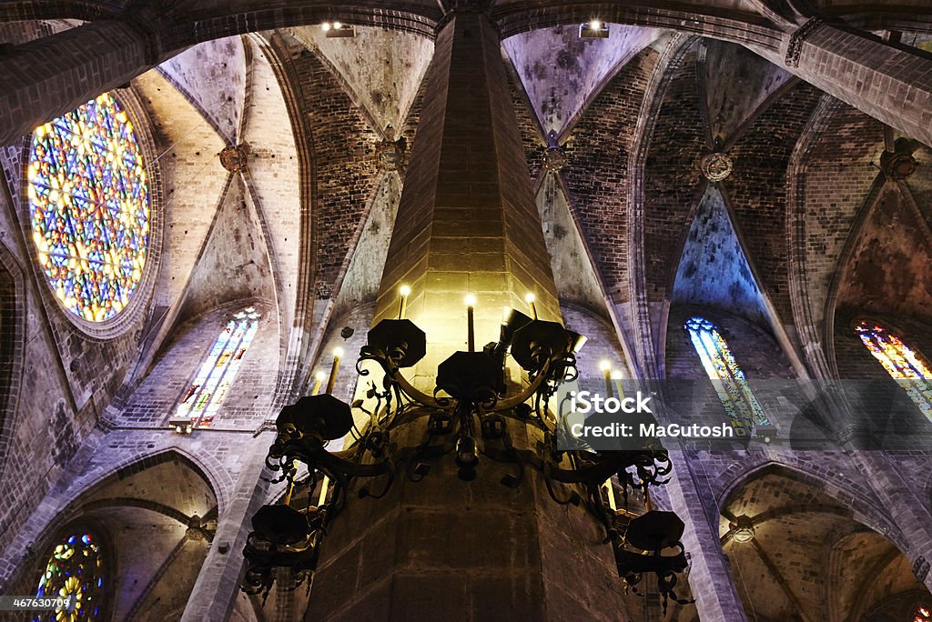 Stein erbaute Säulen und gewölbter Decke in einer Kathedrale - Lizenzfrei Architektonische Säule Stock-Foto
