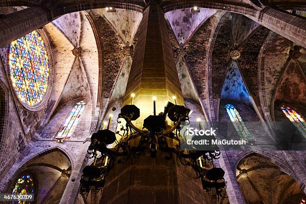 Stein Erbaute Säulen Und Gewölbter Decke In Einer Kathedrale Stockfoto und mehr Bilder von Architektonische Säule
