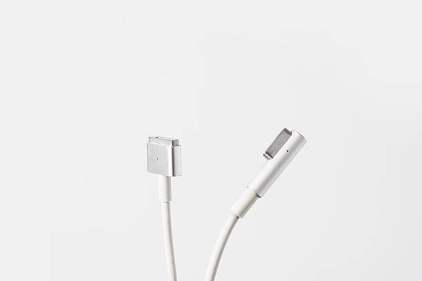 magsafe 2 및 magsafe 1 - apple macintosh laptop computer isolated 뉴스 사진 이미지