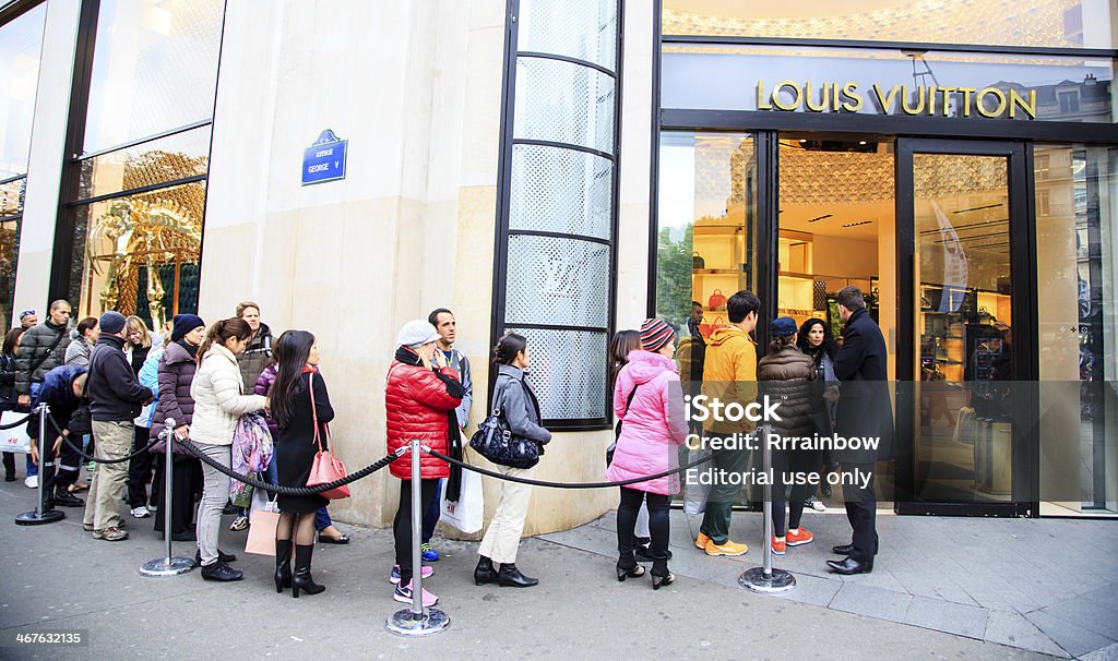 Tienda Louis Vuitton En París Foto de stock y más banco de imágenes de Louis  Vuitton - Marca de diseñador - Louis Vuitton - Marca de diseñador, Hacer  cola, Tienda - iStock