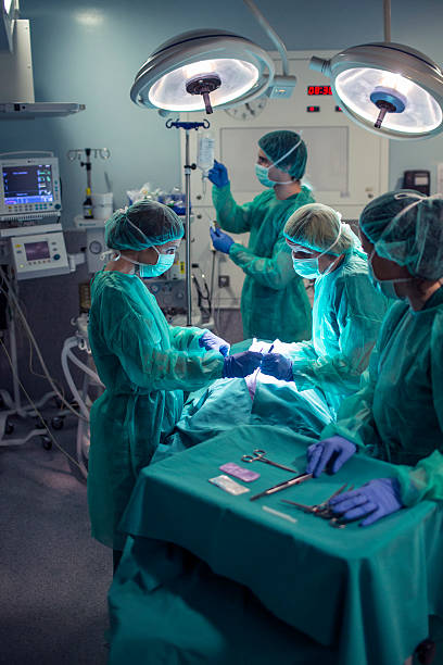operation - surgeon urgency expertise emergency services stock-fotos und bilder