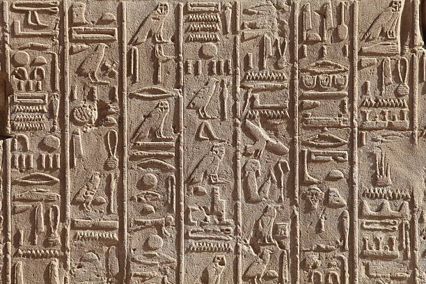 egyptian hiéroglyphe - ancient past art carving photos et images de collection