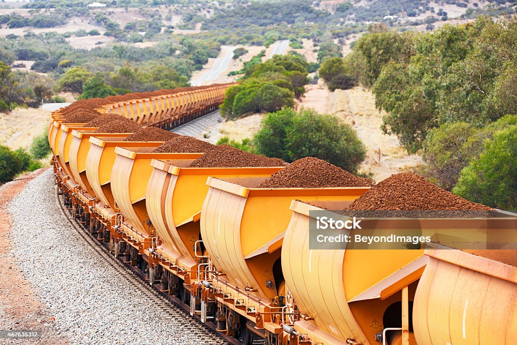Zug ausgestattet mit braunem hematite Eisenerz in hills - Lizenzfrei Bergbau Stock-Foto
