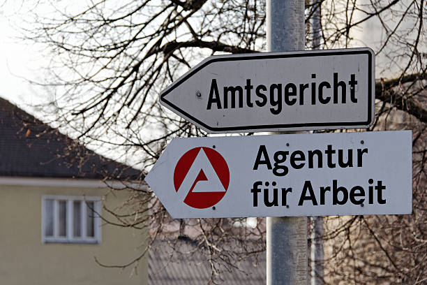 señales hacia agentur für arbeit y amtsgericht - arbeitsamt fotografías e imágenes de stock