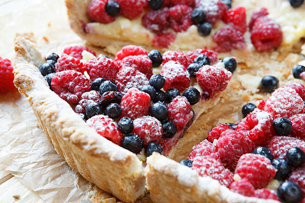 sommer beeren-tarte mit vanillecreme - tart torte fruit berry stock-fotos und bilder