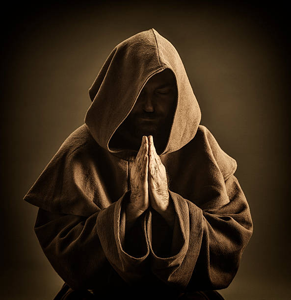 monk pregare - uomo incappucciato foto e immagini stock