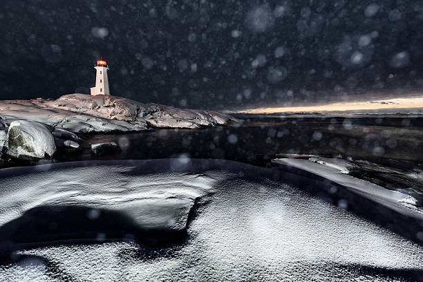chutes de neige en soirée - lighthouse scenics winter peggys cove photos et images de collection