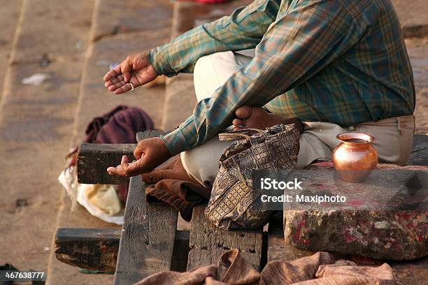 Pilger Beten Vor Ganges Im Varanasi Indien Stockfoto und mehr Bilder von Varanasi - Varanasi, Asien, Beten