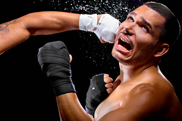 boxer 또는 mma 전투기 도출함 얼굴 누르세요 - men sweat combative sport boxing 뉴스 사진 이미지