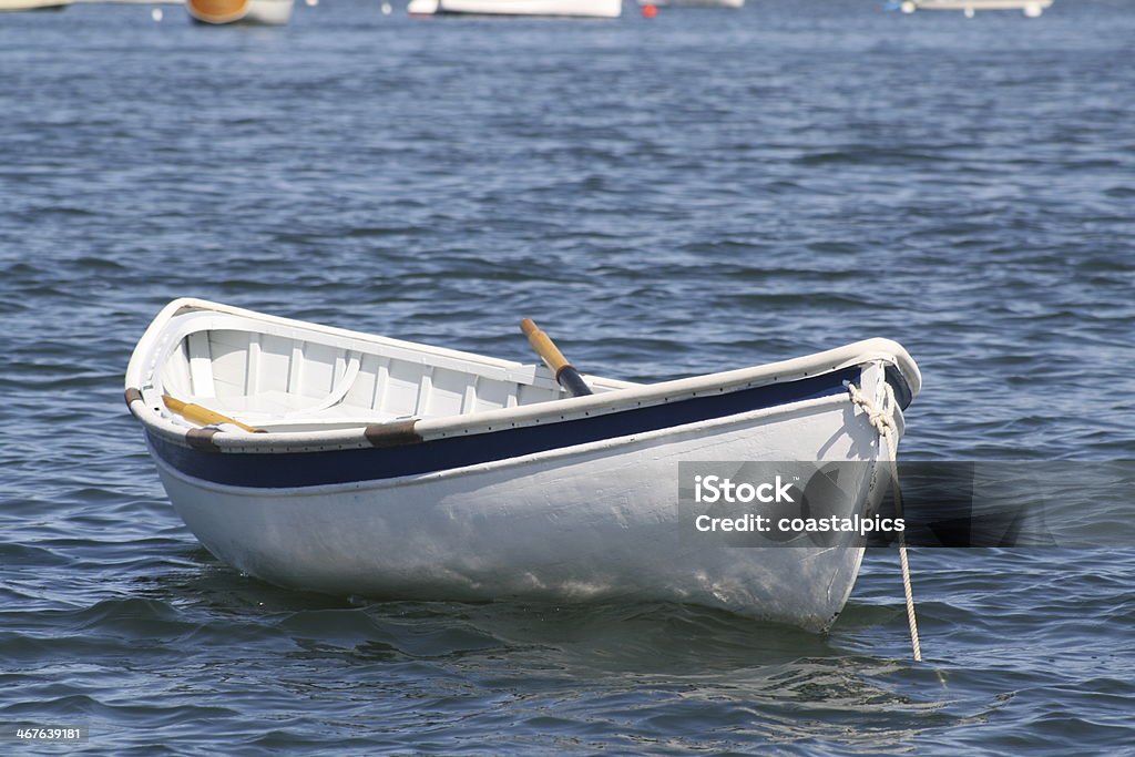 Bianco deriva ormeggiate nel porto blu - Foto stock royalty-free di Chesapeake Bay