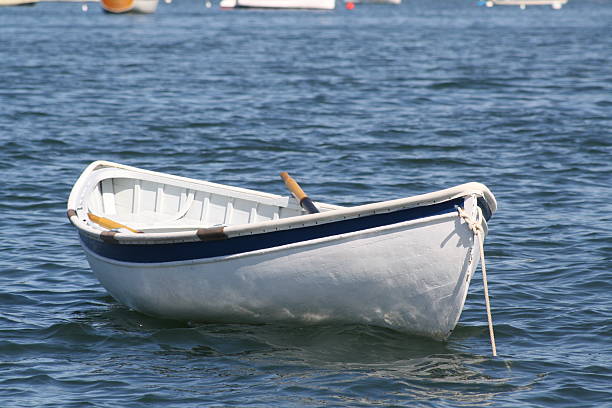 bianco deriva ormeggiate nel porto blu - beach rope nautical vessel harbor foto e immagini stock