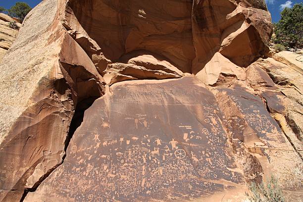 Newspaper Rock Newspaper Rock State Historic Monument in Utah, USA. One of largest known collections of petroglyphs. puebloan peoples stock pictures, royalty-free photos & images