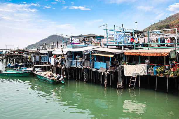 tai o aldeia de pesca sobre estacas casas em hong kong - tanka imagens e fotografias de stock