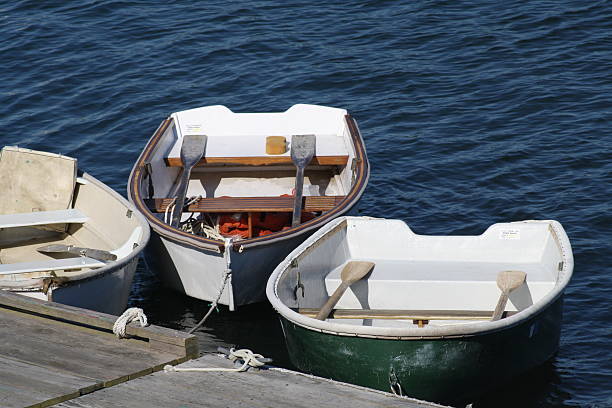 rowboats atada en el muelle de la ciudad - rowboat dinghy nautical vessel nautical equipment fotografías e imágenes de stock